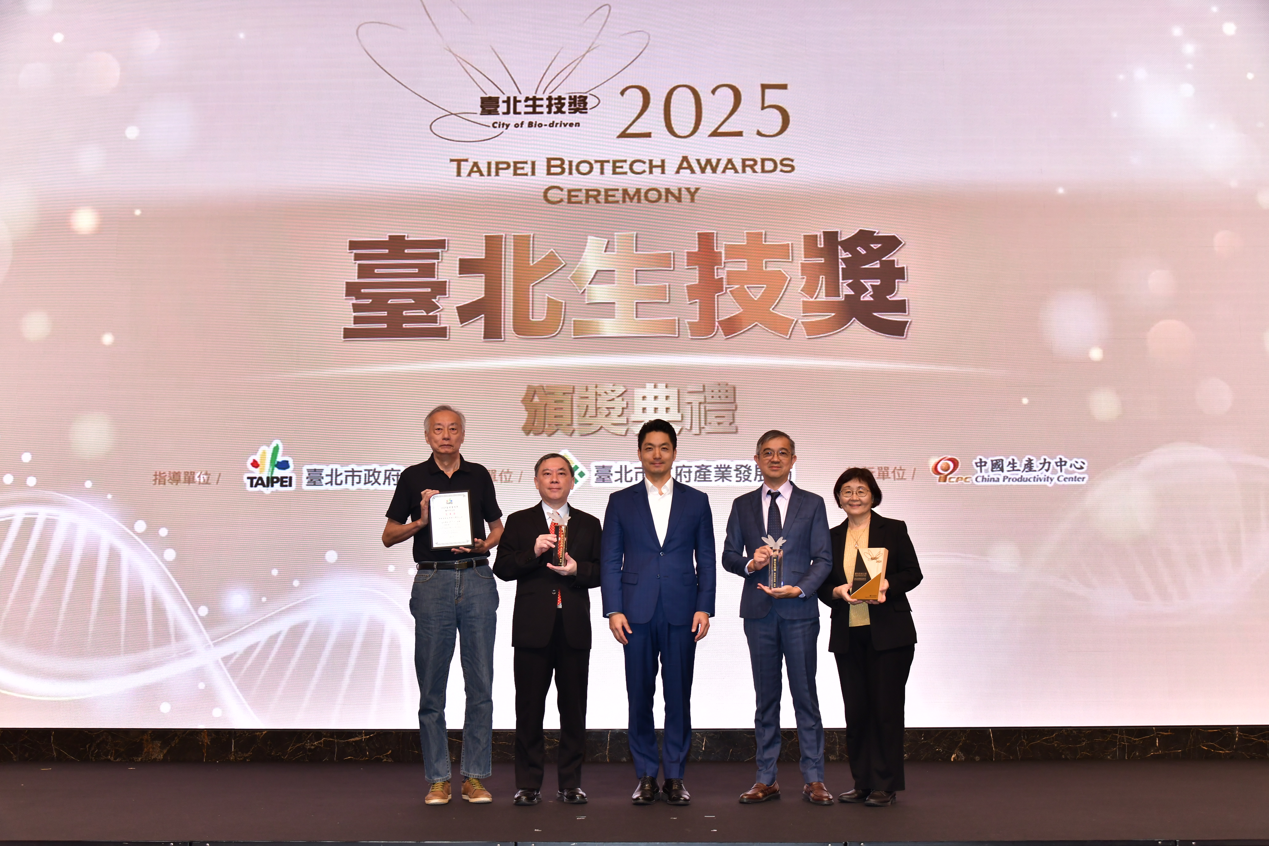 2025臺北生技獎國際躍進獎與特別獎-臺北生技之星得獎企業與蔣市長合照
